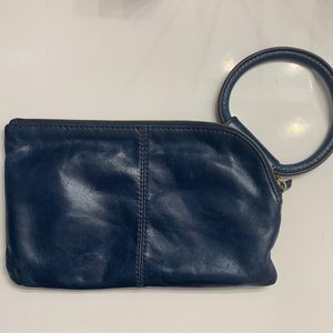 Hobo Sable wristlet in dark blue